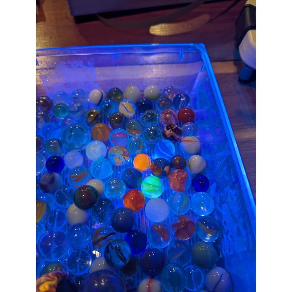 100 marbles 2 shooters Dirty/possible damage Antique-modern, some UV react 5 - Picture 5 of 5